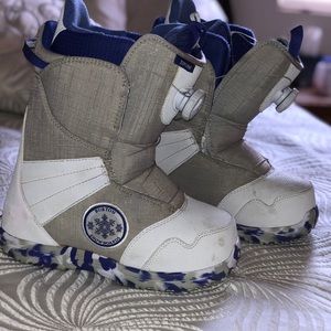 Youth snowboard boots